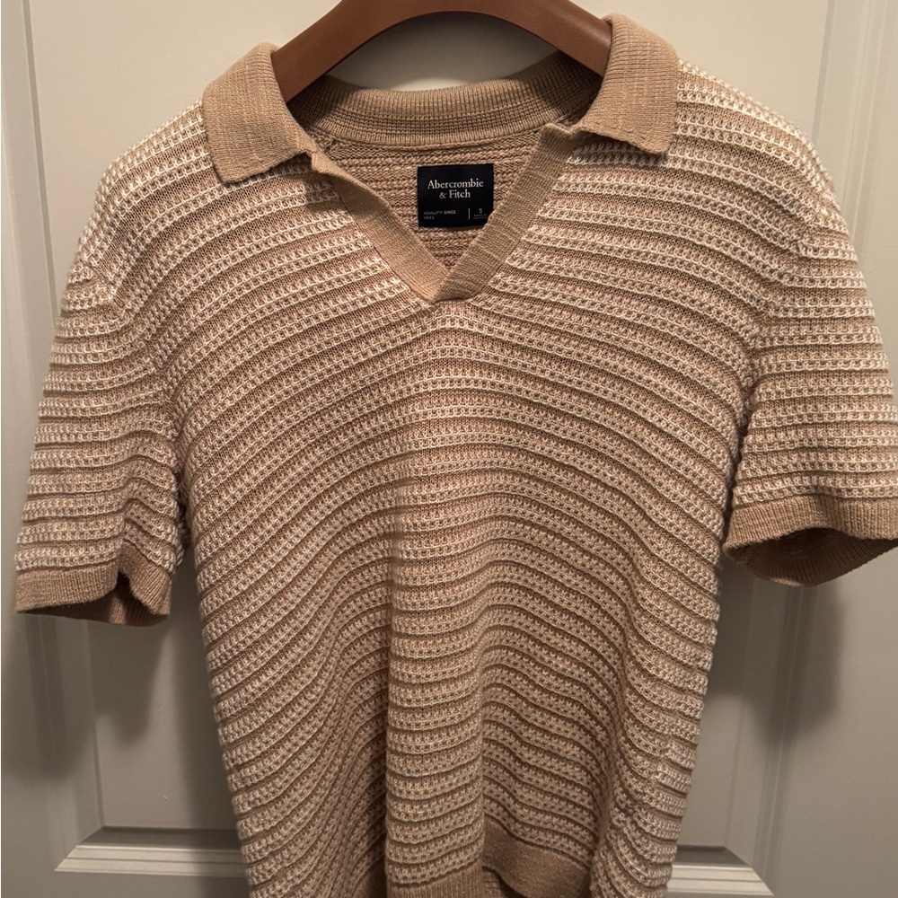 Abercrombie & Fitch Men's Beige V-Neck Sweater